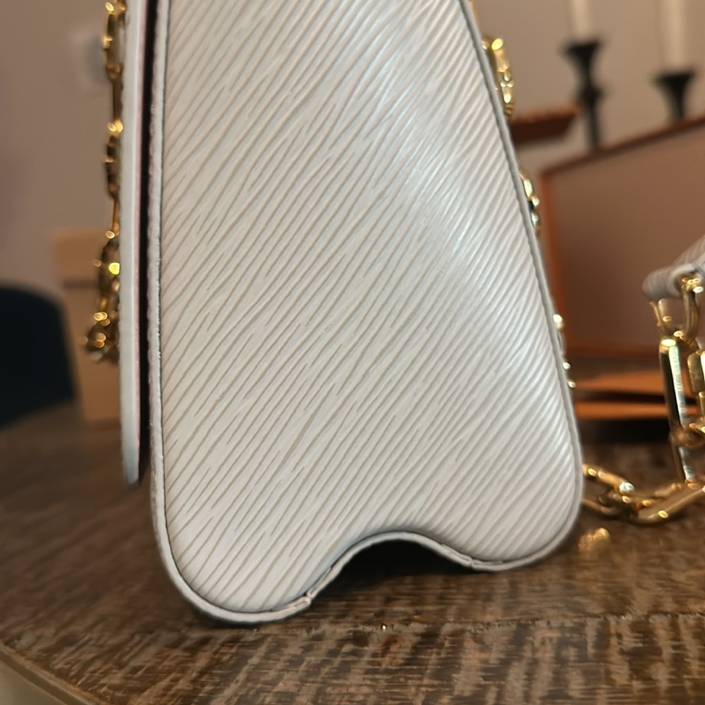 Louis Vuitton Twist MM Shoulder and Cross Body Bag. In great condition. - Picture 10 of 17